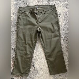 Crop pants/petal pushers | mid rise | size 12 | Army Green